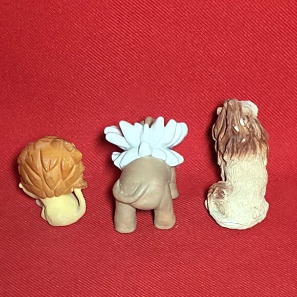 Three Miniature Lion Figurines - Picture 2 of 10